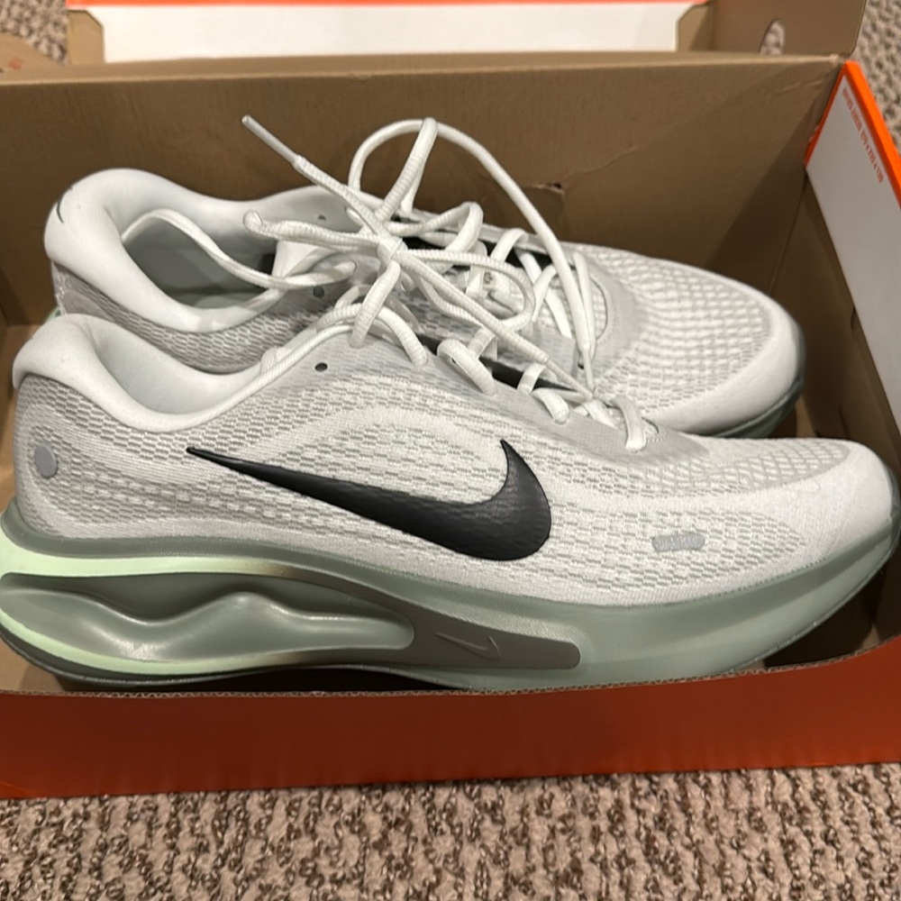 Nike Men’s Journey Run White and Jade Size 11